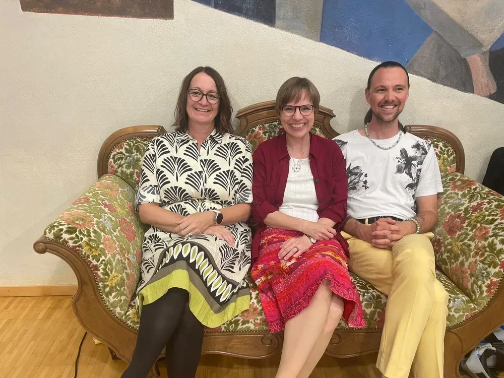 Das Kernteam von Chez Moi gemeinsam auf einem Sofa.