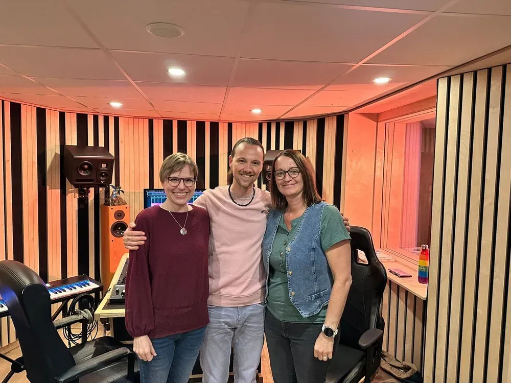 Das Kernteam von Chez Moi gemeinsam im Tonstudio.